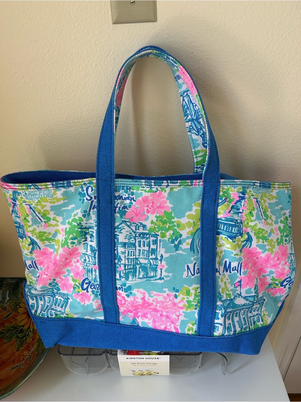 Lilly Pulitzer “Lilly loves DC” Mercato Tote Bag - Picture 2 of 9